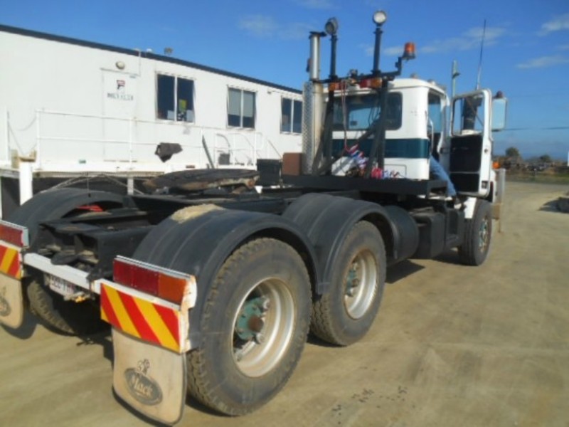 1977 MACK R600 SERIES R600 SERIES Truck