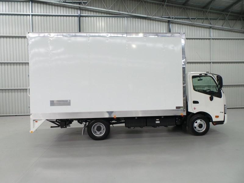 2017 HINO 300 SERIES - 716