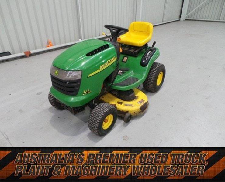 JOHN DEERE L111 RIDE ON MOWER