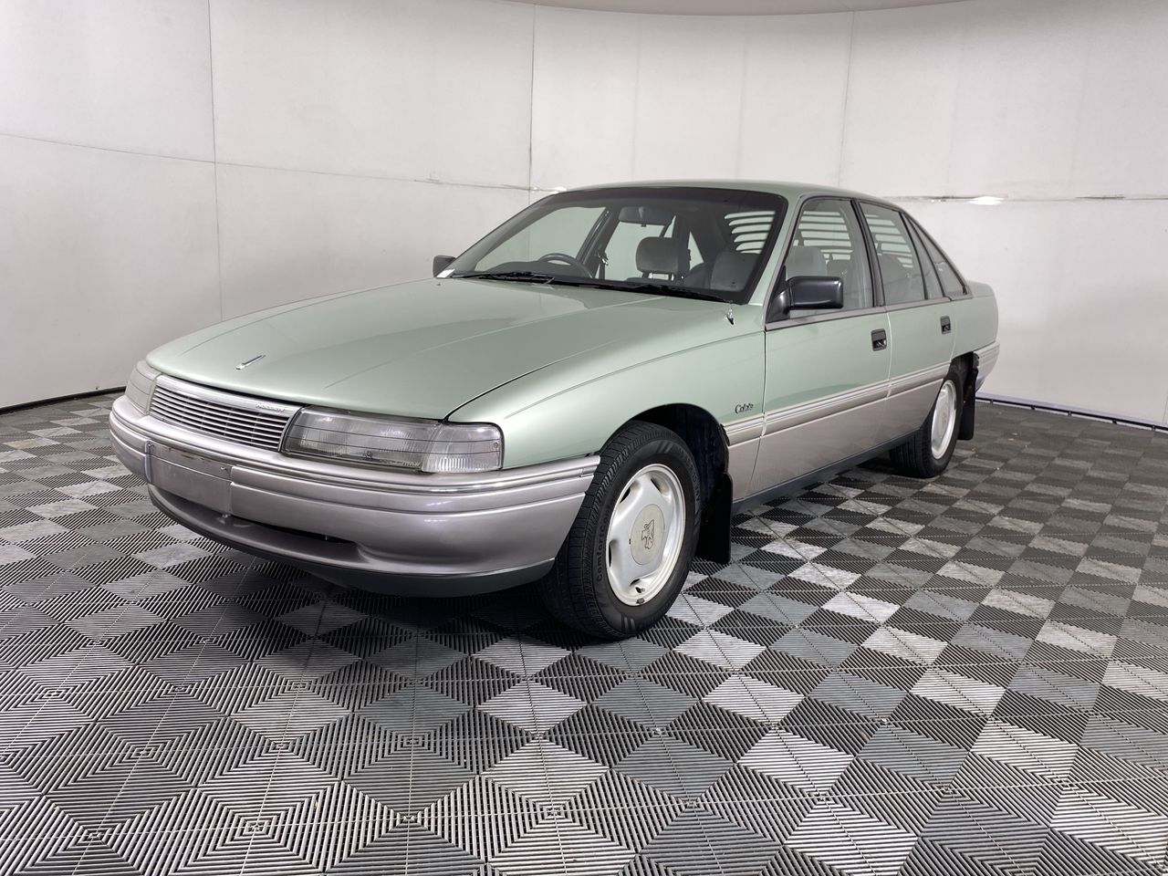 1991 HOLDEN CALAIS VN SEDAN