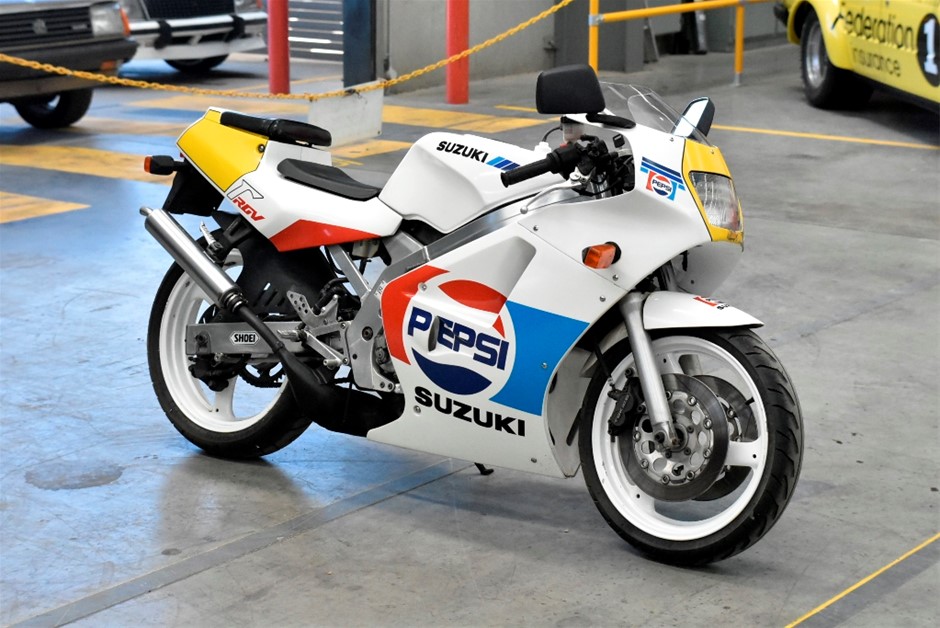 1988 SUZUKI VJ21 RGV250 MOTORBIKE