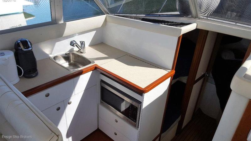 Caribbean 32 Flybridge Cruiser