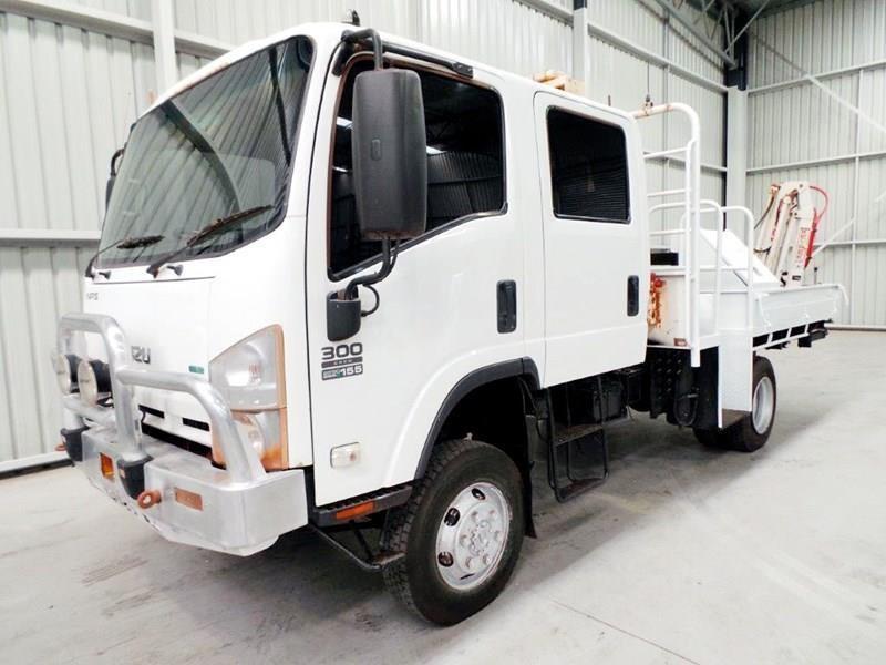 2011 ISUZU NPS300 4X4 SERVICE TRAY TRUCK