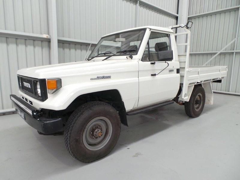 1985 TOYOTA LAND CRUISER HJ75 TRAY TRUCK