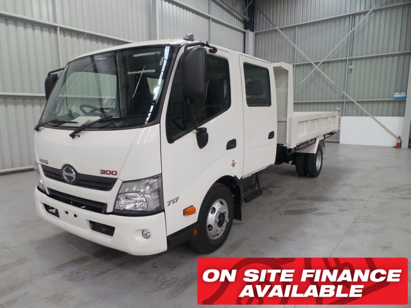 2016 HINO 717 - 300 Series 717 - 300 Series Truck