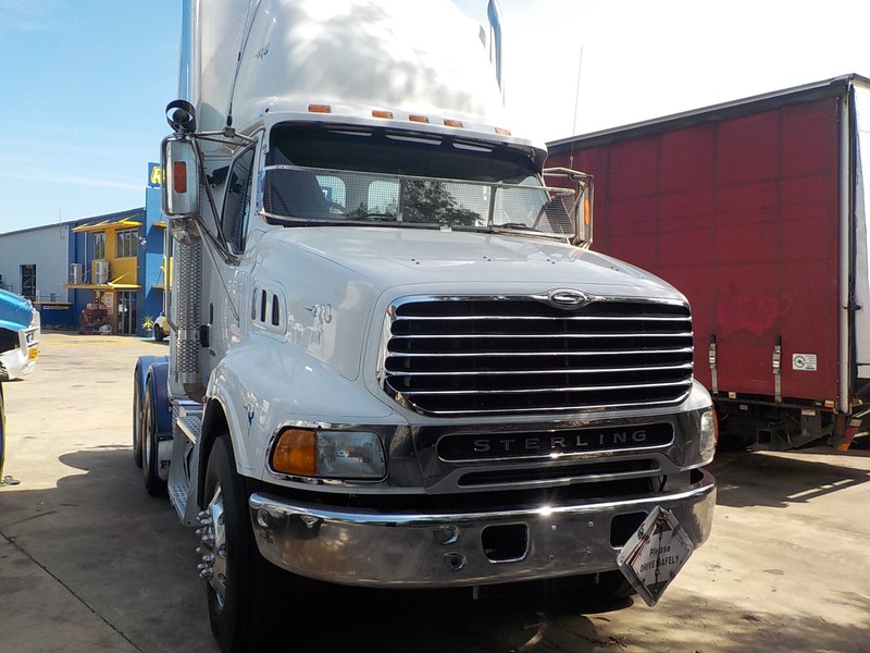 2003 STERLING LT9500 Truck