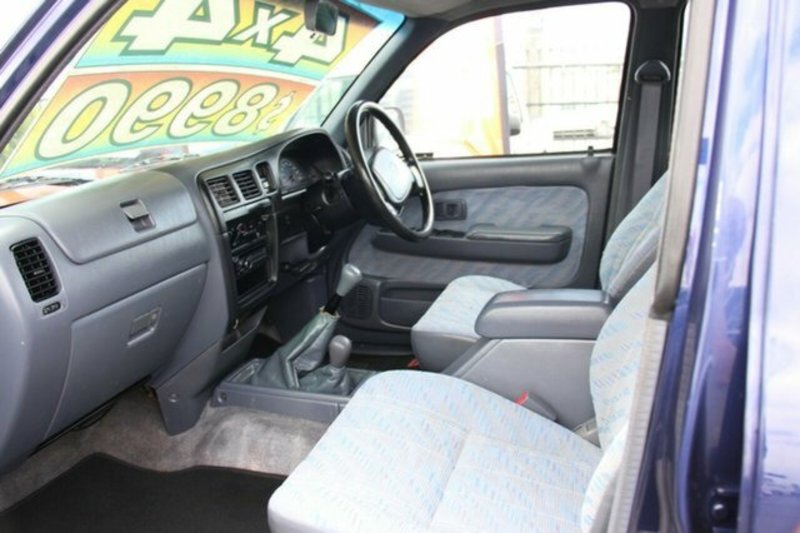 2000 TOYOTA HILUX SR5 (4x4) RZN169R
