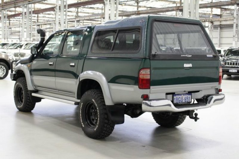2002 TOYOTA HILUX SR5 (4x4) KZN165R