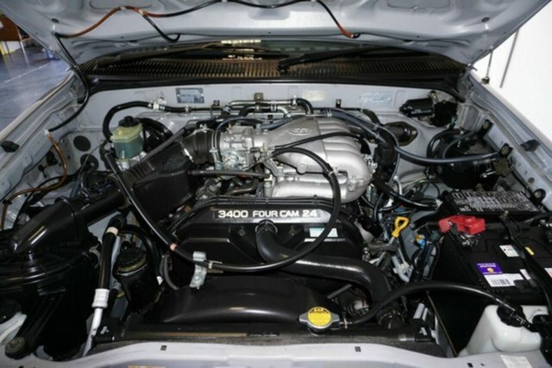 2004 TOYOTA HILUX SR5 (4x4) VZN167R