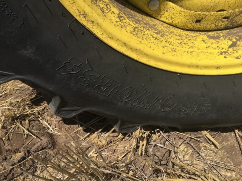 JOHN DEERE 8335R Tractor