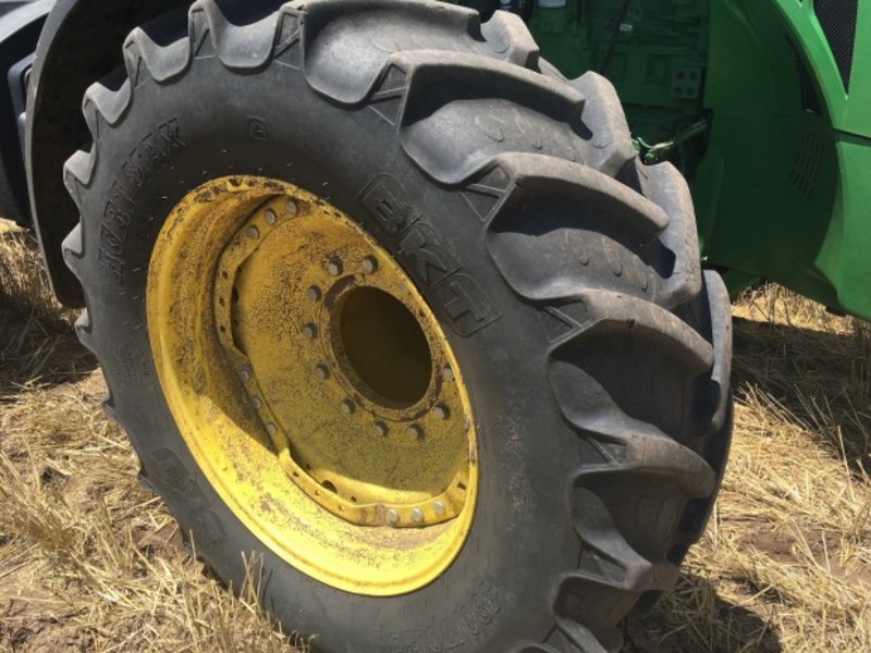 JOHN DEERE 8335R Tractor