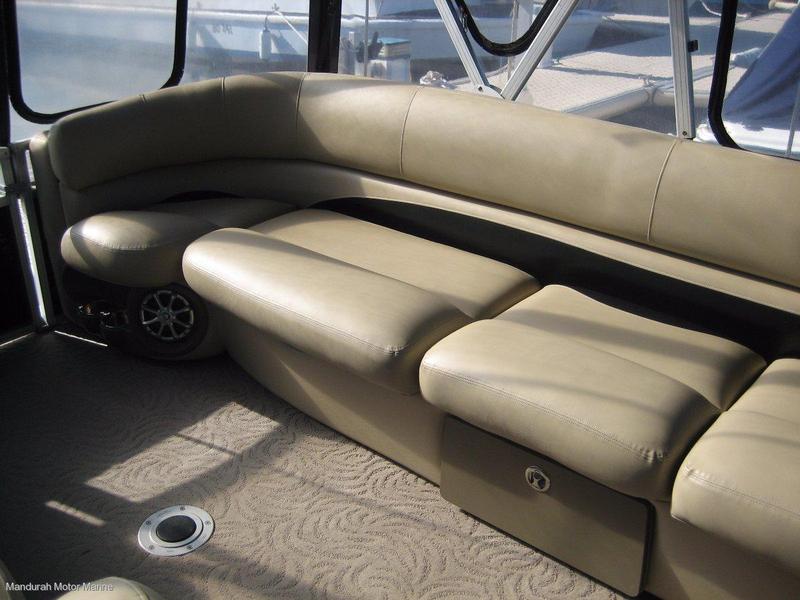 Sun Tracker Party Barge 250 XP3 Regency Edition