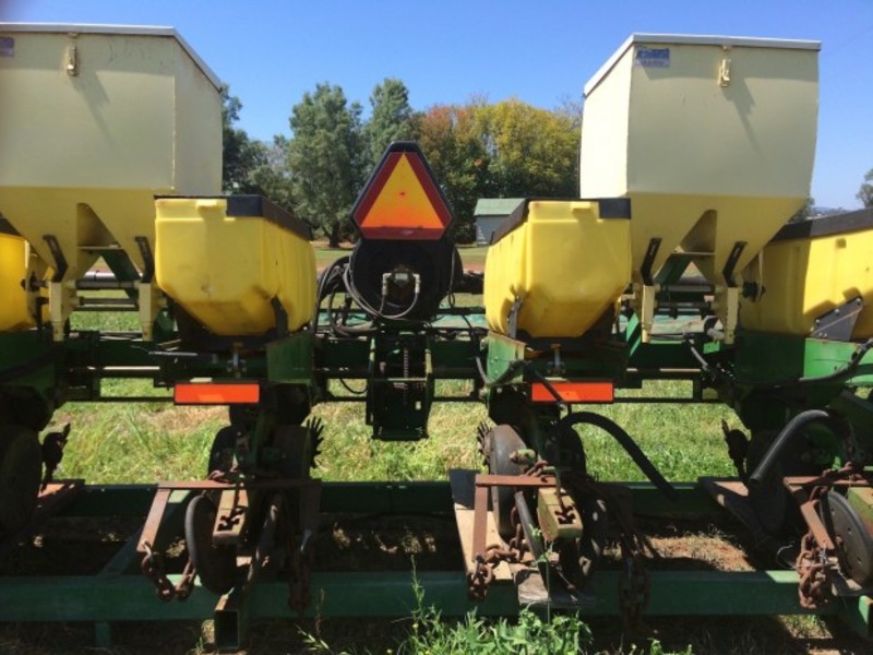 JOHN DEERE 1700 Seeding Planting Equip