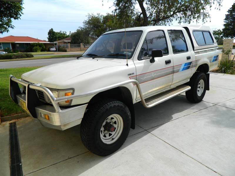 1989 TOYOTA HILUX (4x4) RN105R