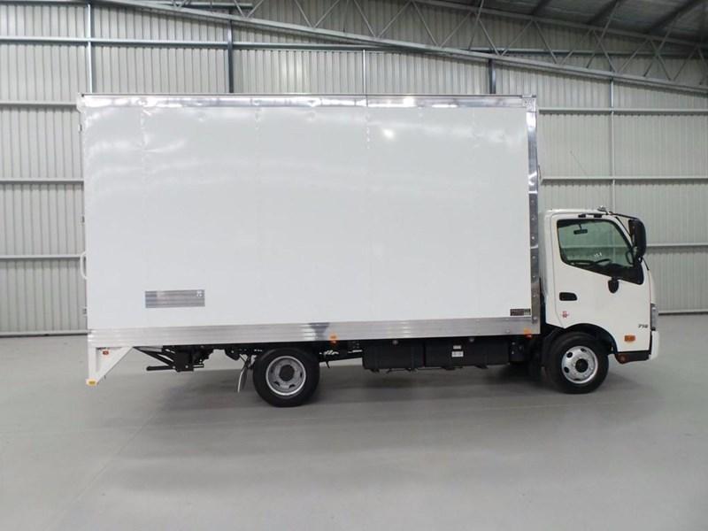 2017 HINO 300 SERIES - 716