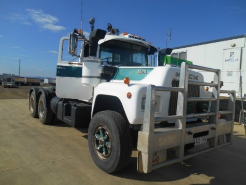 1977 MACK R600 SERIES R600 SERIES Truck