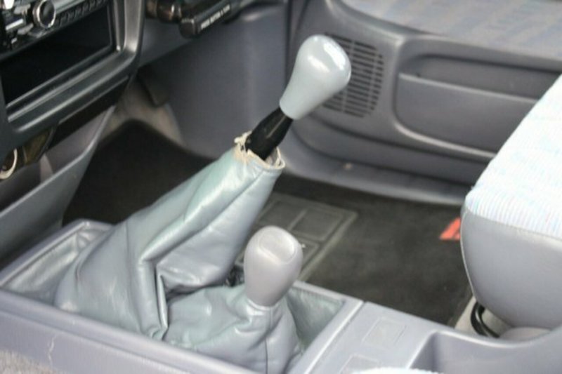 2000 TOYOTA HILUX SR5 (4x4) RZN169R