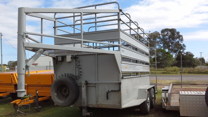 2013 TANDEM LIVESTOCK GOOSENECK 9928