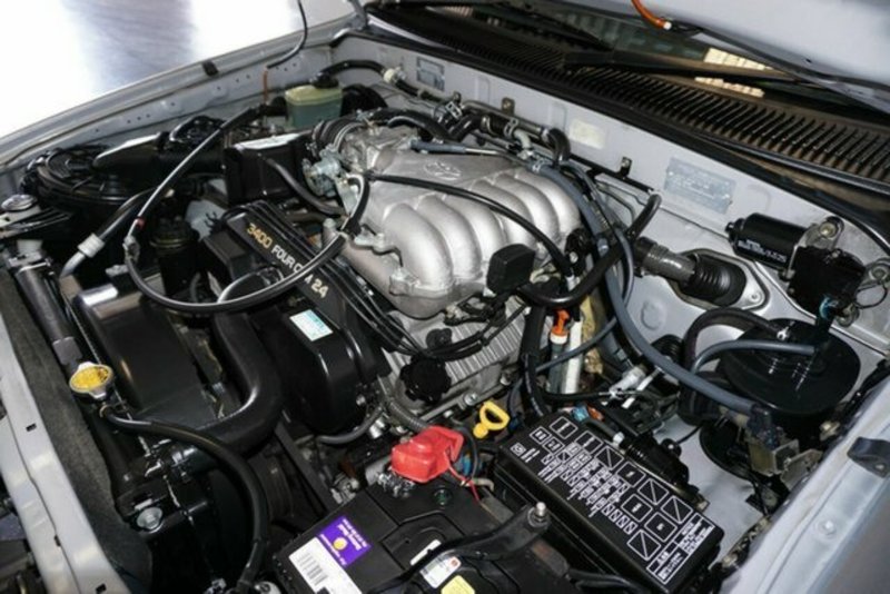 2004 TOYOTA HILUX SR5 (4x4) VZN167R