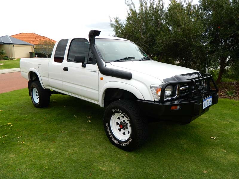 2001 TOYOTA HILUX