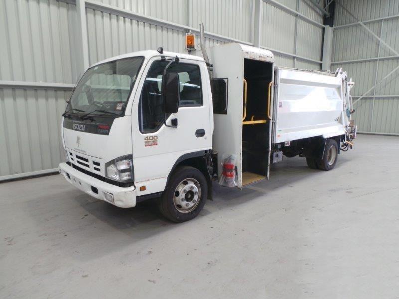 2006 ISUZU NPR400 GARBAGE COMPACTOR
