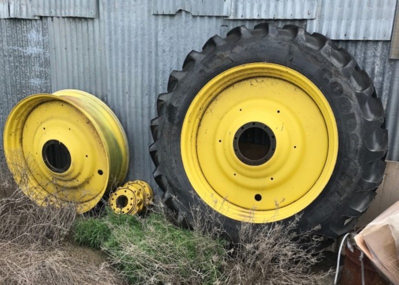 JOHN DEERE 8335R Tractor