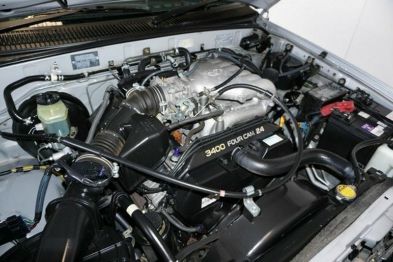 2004 TOYOTA HILUX SR5 (4x4) VZN167R
