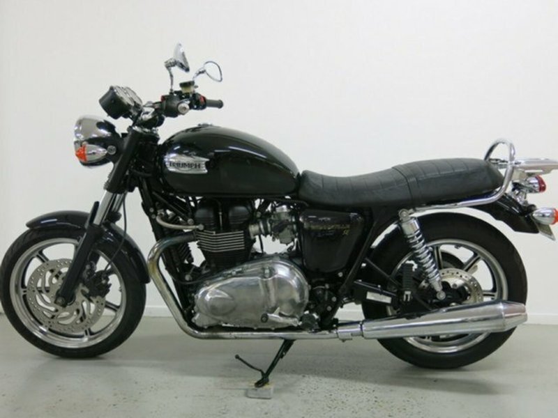 2011 TRIUMPH Bonneville SE