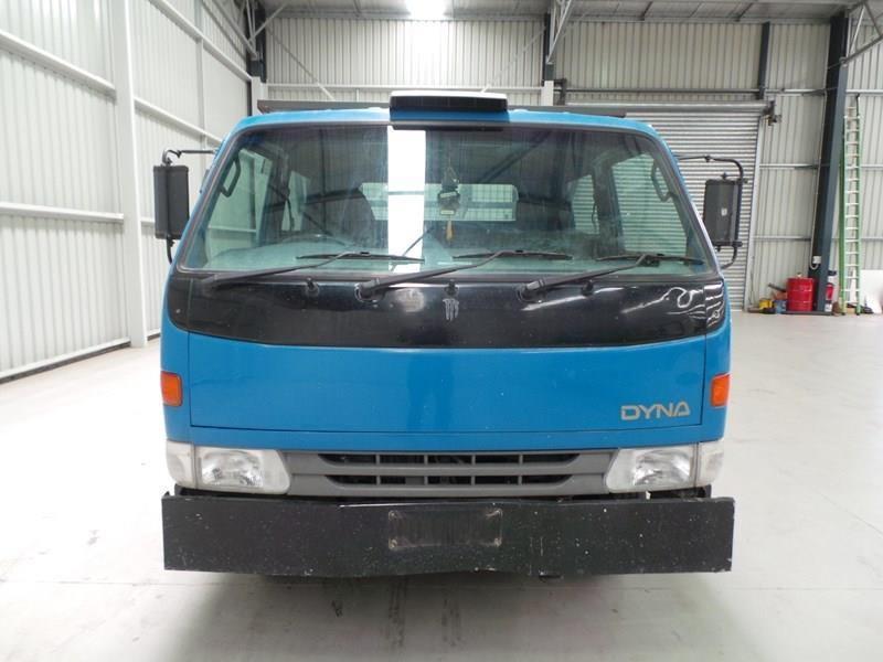 2001 TOYOTA DYNA TRAY TRUCK