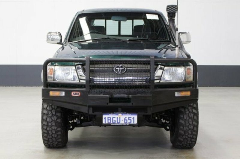 2002 TOYOTA HILUX SR5 (4x4) KZN165R