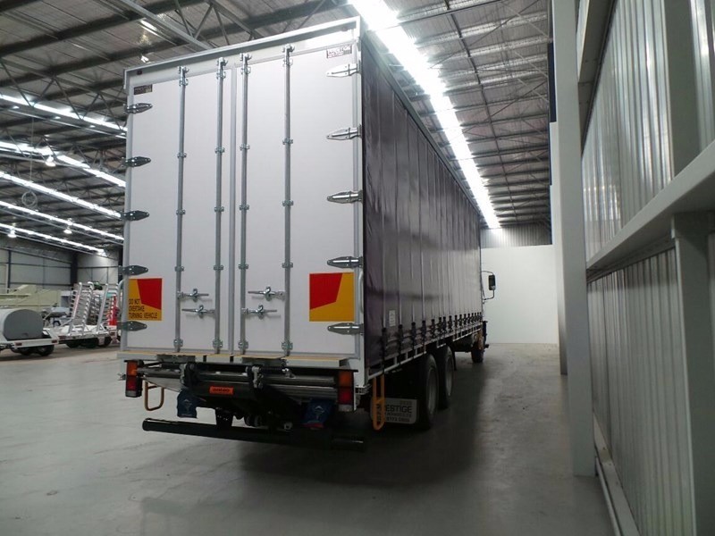 2017 FUSO Fighter 2427 Fighter 2427 Truck