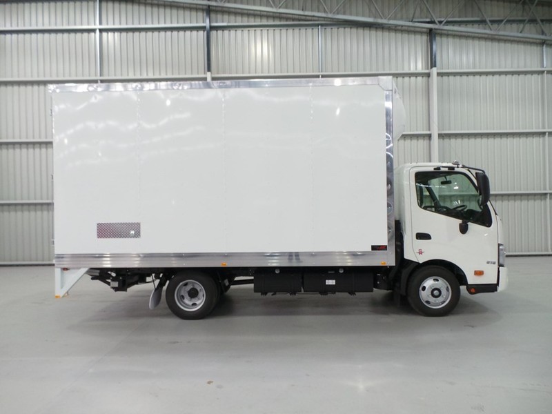 2016 HINO 616 - 300 Series 616 - 300 Series Truck