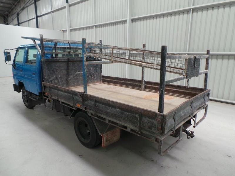 2001 TOYOTA DYNA TRAY TRUCK