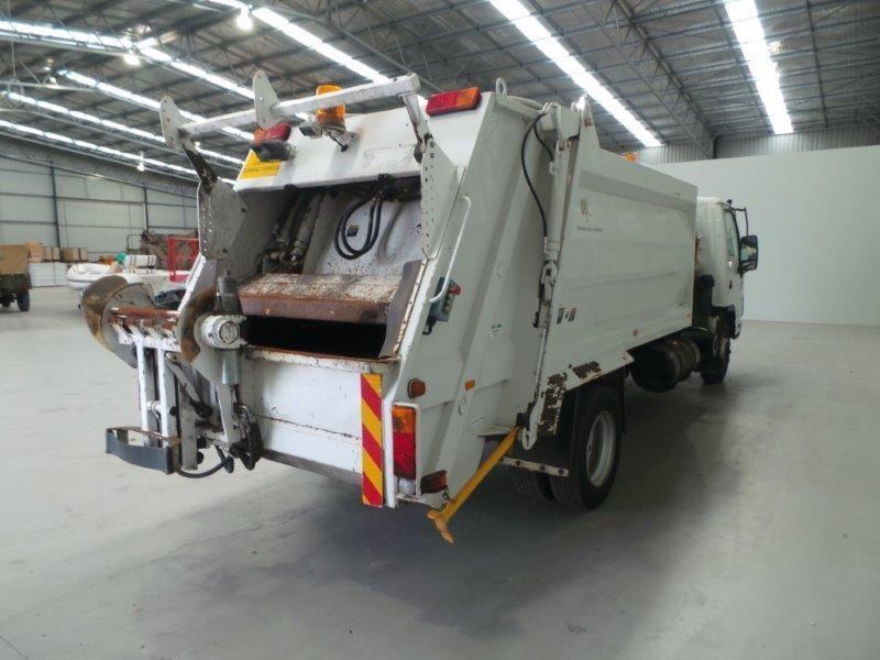 2006 ISUZU NPR400 GARBAGE COMPACTOR