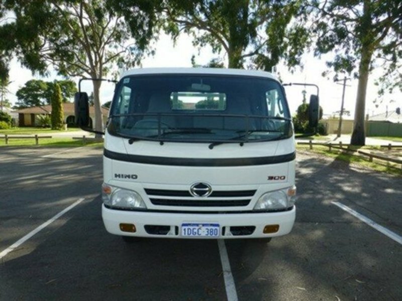 2009 HINO 300 616 4X2 AUTO TRADE ACE