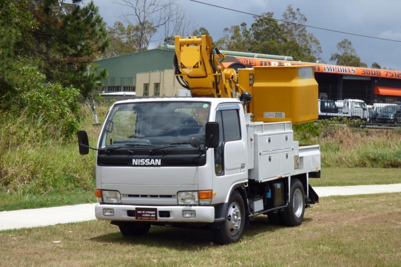 1994 NISSAN ATLAS CHERRY PICKER