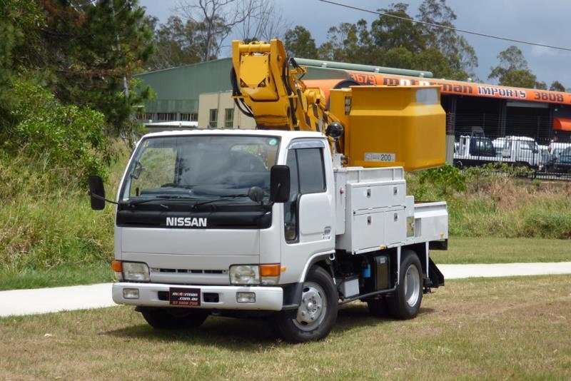 1994 NISSAN ATLAS CHERRY PICKER