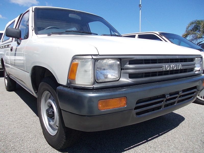 1989 TOYOTA HILUX YN85R