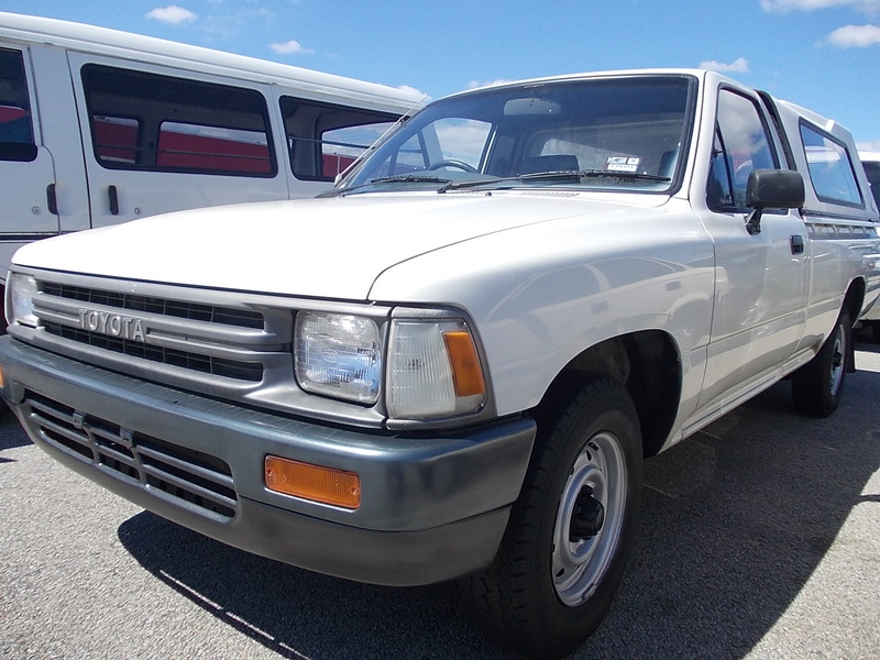 1989 TOYOTA HILUX YN85R