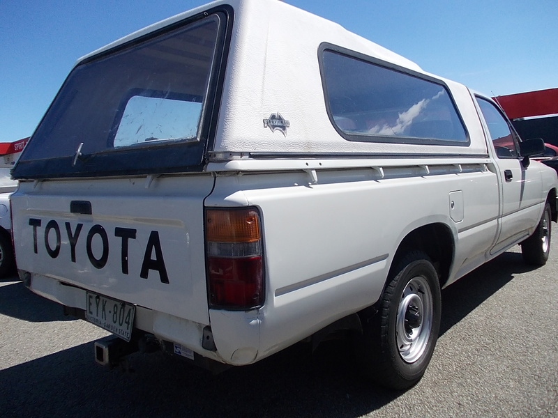 1989 TOYOTA HILUX YN85R