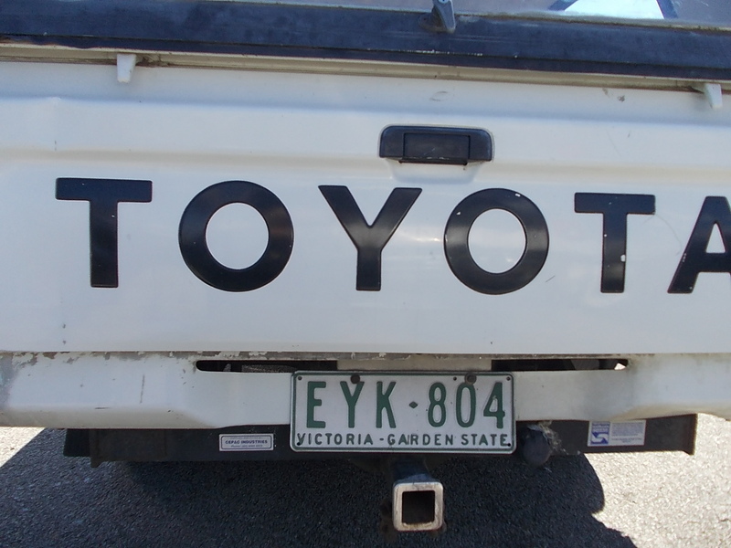 1989 TOYOTA HILUX YN85R