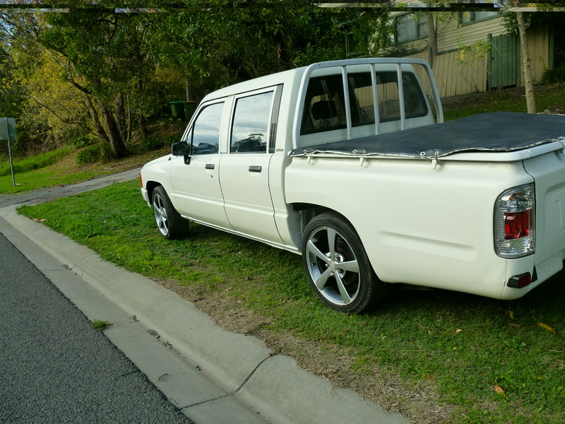 1986 TOYOTA HILUX SR5 YN57