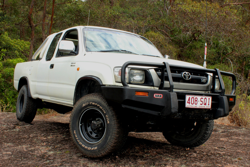 2004 TOYOTA HILUX (4x4) VZN172R