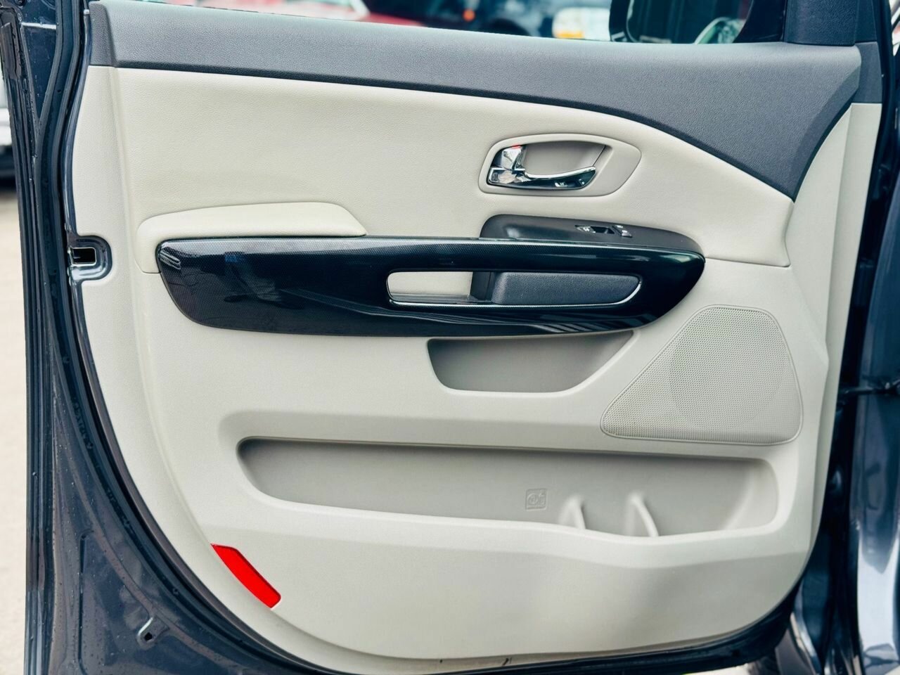 2017 KIA CARNIVAL SLI YP MY17 AUTOMATIC 4D WAGON