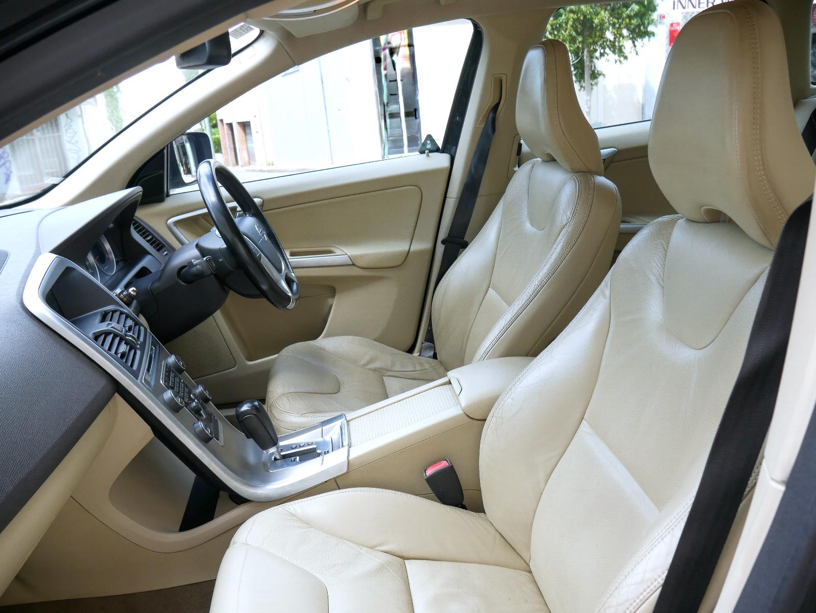 2011 VOLVO XC60 DZ MY11 3.2 6 SP AUTOMATIC GEARTRONIC 4D WAGON