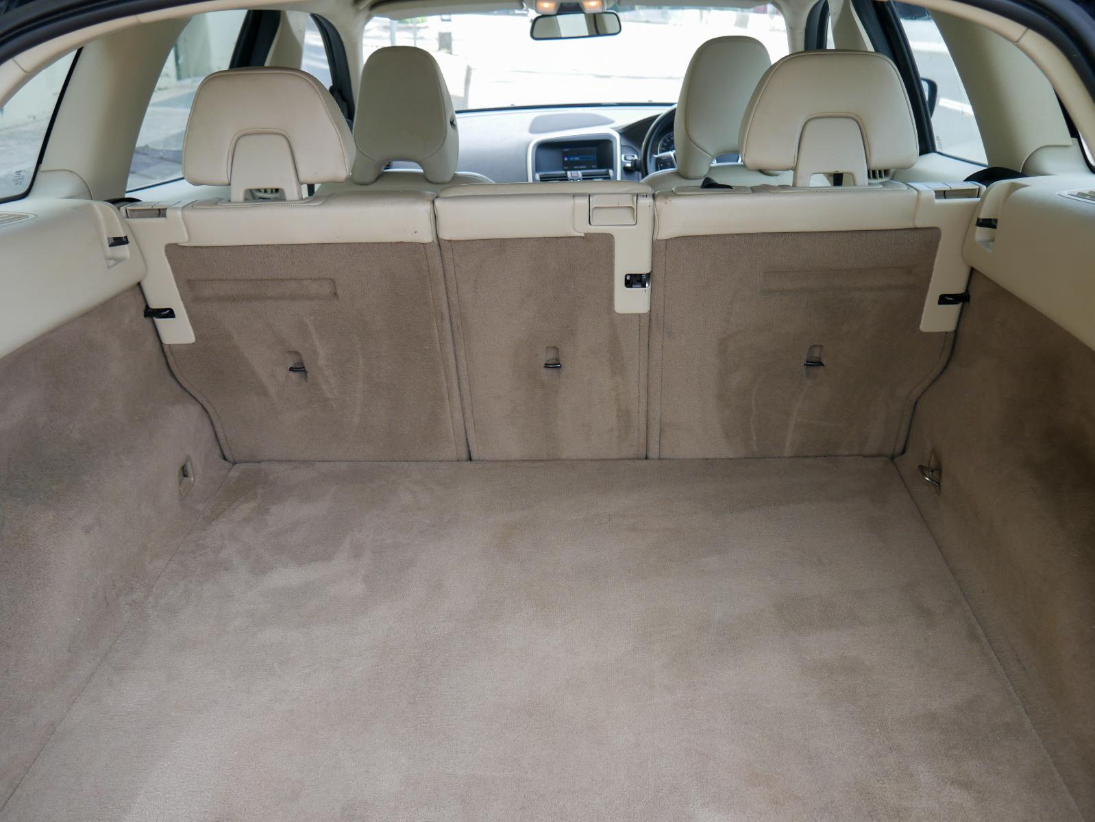 2011 VOLVO XC60 DZ MY11 3.2 6 SP AUTOMATIC GEARTRONIC 4D WAGON