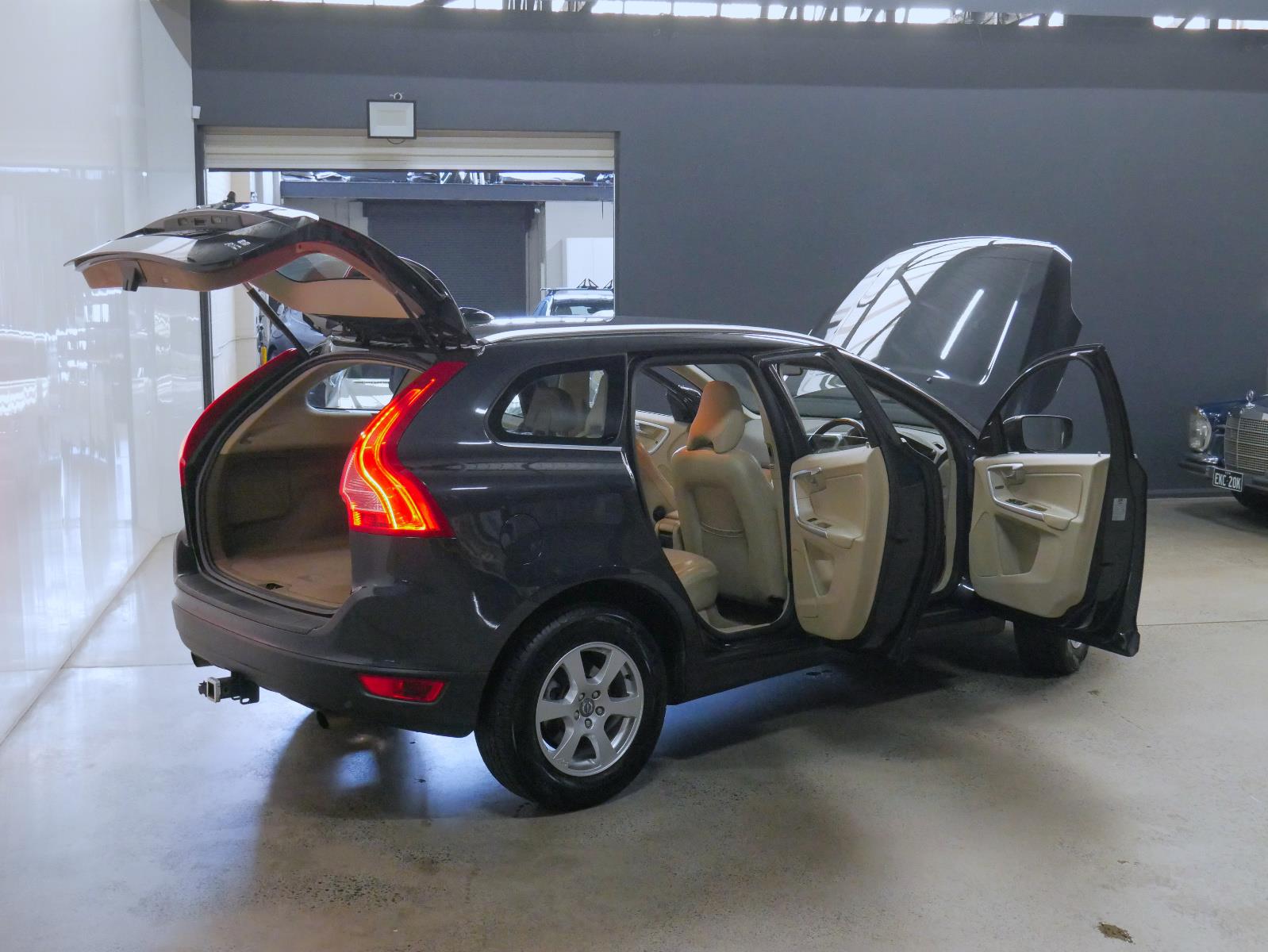 2011 VOLVO XC60 DZ MY11 3.2 6 SP AUTOMATIC GEARTRONIC 4D WAGON