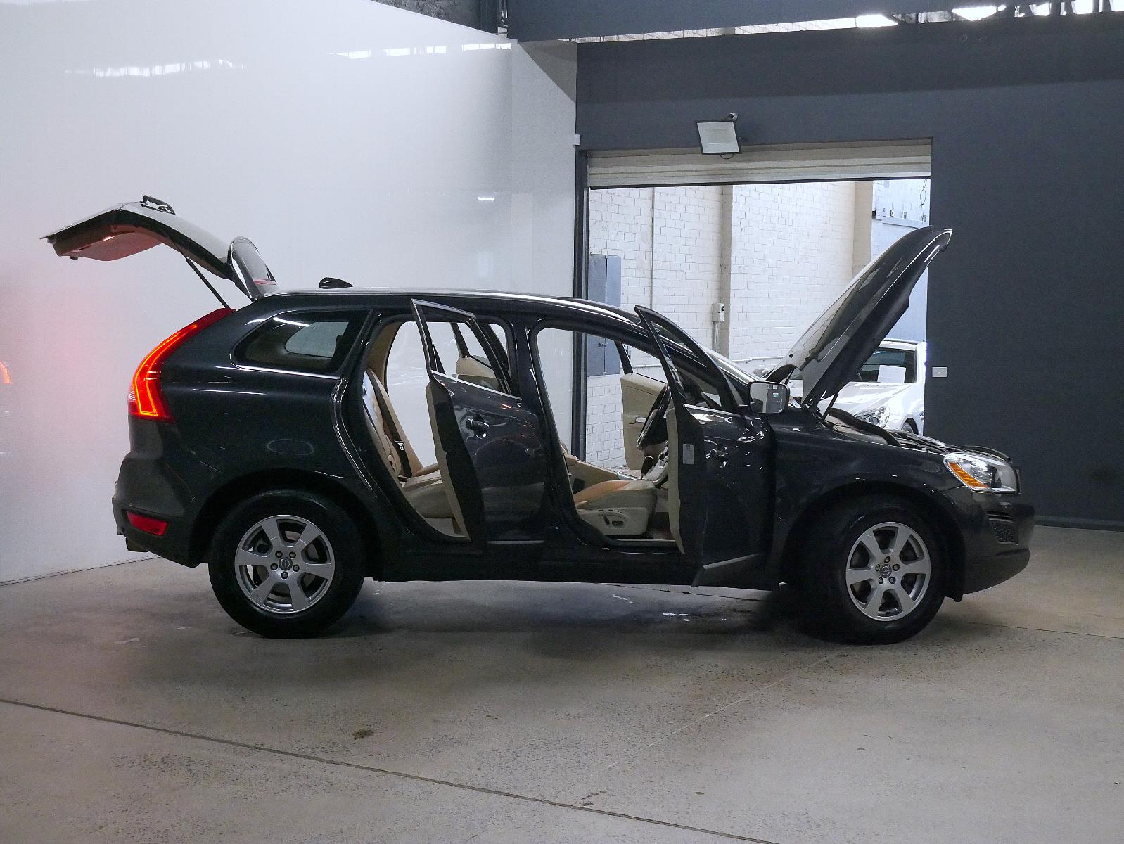 2011 VOLVO XC60 DZ MY11 3.2 6 SP AUTOMATIC GEARTRONIC 4D WAGON