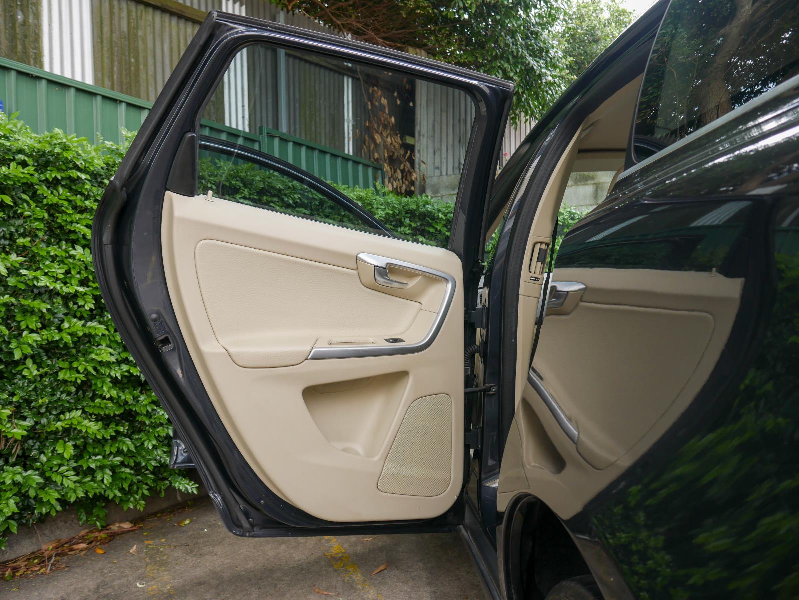 2011 VOLVO XC60 DZ MY11 3.2 6 SP AUTOMATIC GEARTRONIC 4D WAGON