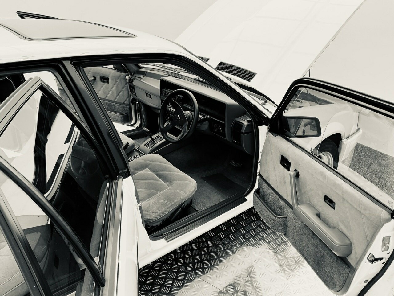 1985 HOLDEN COMMODORE VK CALAIS 333 PACK 3 SP AUTOMATIC 4D SEDAN
